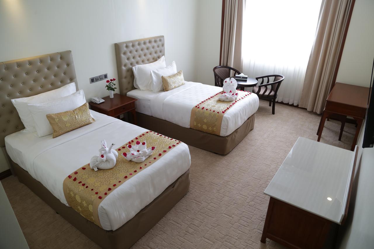 Pacific Hotel Yangon Bagian luar foto