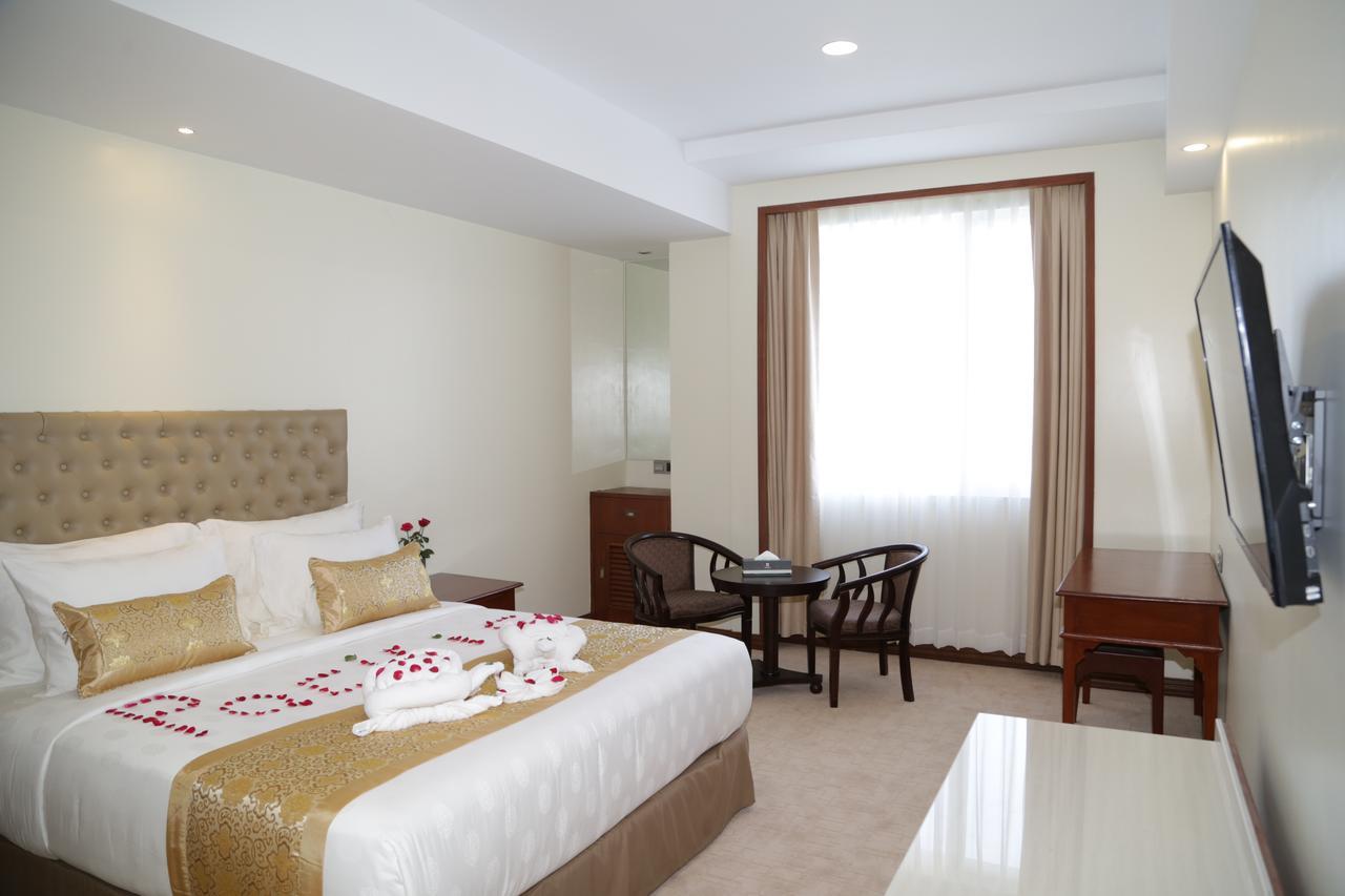 Pacific Hotel Yangon Bagian luar foto